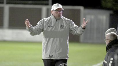 Archivbild: Hubert Ziegler
Trainer Markus Kipry war mit der Leistung seiner DJK Gebenbach im Testspiel beim SSV Jahn Regensburg II überhaupt nicht einverstanden.