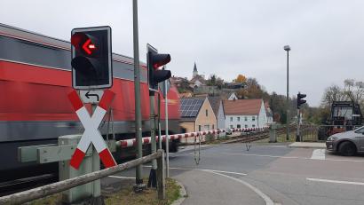 Archivbild: Hösamer
Die Nabburger haben sich per Bürgerentscheid für die Verfolgung einer Tunnellösung zur Beseitigung des Bahnübergangs ausgesprochen.