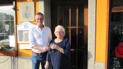 Bild: fg
Bürgermeister Hermann Falk gratuliert der Seniorchefin des alteingesessen Gasthauses, Margarete Weich, zum 90. Geburtstag.