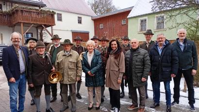 Bild: fpoz
Die Jagdhornbläser gratulierten mit einem Ständchen Erich Härtl (Fünfter von links). Mit im Bild Sohn Helmut Härtl, Gattin Helga, Bürgermeisterin Margit Bayer, Seniorenbeauftragter Gerhard Weber sowie die Söhne Norbert und Gerhard.