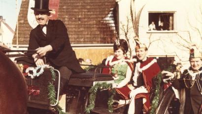 Archivbild: Waltraud Wagner
Ihre Lieblichkeit Barbara I. (Wein) und Seine Tollität Prinz Ernst I. (Wein) waren im Jahr 1968 die Regenten in der Fünften Jahreszeit in Schmidmühlen. Mit der Pferdekutsche von Rudolf Justinger wurden sie durch den Markt chauffiert.