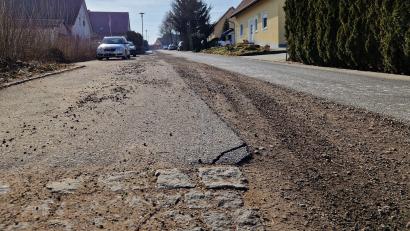 Bild: Tobias Gräf
Der Regenwasserkanal unter der Willy-Brandt-Straße droht mit Ablagerungen zu verstopfen. Er muss deshalb auf der kompletten Straßenlänge ausgetauscht werden. Schon im Herbst wurde die Straße aufgerissen und dann über den Winter notdürftig verschlossen. Nun rücken bald wieder die Bagger an.