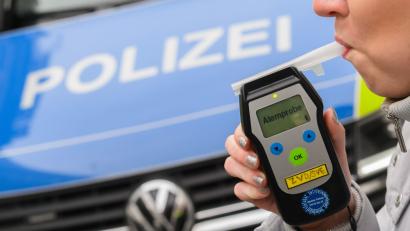 Symbolbild: Julian Stratenschulte/dpa
Ein Mann wird bei einer Verkehrskontrolle angehalten und sein Alkoholtest zeigt 1,6 Promille.