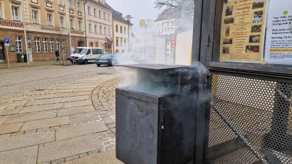 Bild: Tobias Gräf
Eine noch glühende Zigarettenkippe sorgte für Qualm aus einem Mülleimer in der Sulzbacher Altstadt. Ein Bauhofmitarbeiter brachte die Gefahr schnell unter Kontrolle.