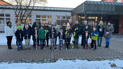 Bild: Kerstin Krämer-Höreth
Schülerinnen und Schüler der Grundschule Waidhaus freuen sich über die Skiausrüstungen. Erster Bürgermeister Markus Bauriedl, einige Sponsoren, Elternbeiräte und Lehrkräfte freuen sich über die Spende.