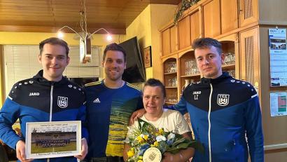 Bild: Yannic Schimmer
Die langjährige Wirtin der TSG Sportgaststätte wurde vom Verein und einigen Stammgästen verabschiedet.