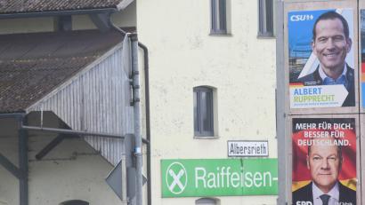 Bild: Gabi Schönberger
Ein strahlender Albert Rupprecht lächelt von der Plakatwand in seiner Heimat Albersrieth bei Waldthurn.