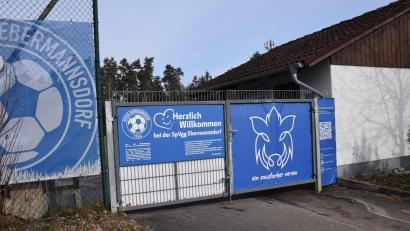 Bild: bö
Der Gemeinderat Ebermannsdorf verlängert die Pachtdauer für die Sportplatzanlage an der Bergstraße bis zum 31. Dezember.2055. Grund ist die Beantragung von Fördermittel über den Bayerischen Landessportverband für den Bau einer neuen Bewässerungsanlage für die Sportplätze.