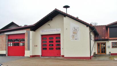 Bild: ld
Der Anbau des Feuerwehrgerätehauses (links) ist in der Endphase. Auf dem rechten Teil wurde eine Gaube aufgesetzt, um Materialien im Dachgeschoss leichter einlagern zu können.