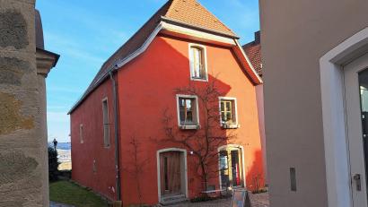 Bild: Hirsch
Ein Paradebeispiel für "Bauen am Bestand" ist das rote Haus am Oberen Markt in Nabburg.
