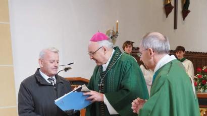 Bild: Elisabeth Dobmayer
Franz Reif (links), den langjährigen Kirchenpfleger der Pfarrfiliale Weiher, zeichnet Bischof Rudolf Voderholzer (Mitte) für 42 Jahr engagierte Mitarbeit in der Kirchenverwaltung der Pfarrfiliale Weiher mit der Bischof-Johann-Michael-von-Sailer-Medaille aus. Mit dabei Stadtpfarrer Johann Hofmann.