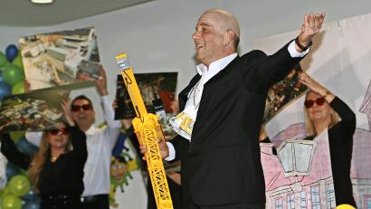 Bild: Michael Meier
Ein Mann mit Hang zu Baustellen: Jens Ernstberger als Oberbürgermeister Oliver Weigel im Singspiel.