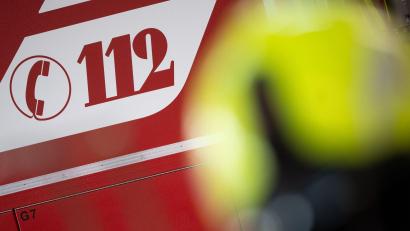 Symbolbild: Sebastian Gollnow/dpa
Feuerwehr löscht Wohnungsbrand in Hof.