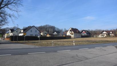 Bild: fz
Im Vordergrund die Staatsstraße, links die Sperlhammer Straße nach Etzenricht hinein. Auf dem freien Areal sollte laut Bauvoranfrage ein Hotel mit 48 Zimmern plus Gastrobetrieb entstehen.