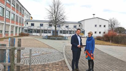 Bild: Portner
Die Generalsanierung der Grundschule Oberviechtach startet im Herbst 2025. Bürgermeister Rudolf Teplitzky und Rektorin Friederike Bösl besprechen die Grobplanung, wie einen eventuell notwendigen Anbau an den rechten Gebäudeflügel in Richtung Innenhof.