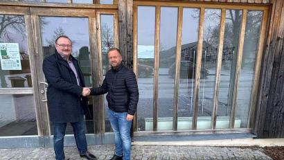 Bild: Max Schönberger
Das Gemeindezentrum in Freihung soll renoviert werden. Dafür hat Landtagsabgeordneter Bernd Heinisch von den Freien Wählern (rechts) einen Zuschuss von 390.000 Euro aus der sogenannten Fraktionsinitiative besorgt. Darüber freut sich Uwe König, der Bürgermeister von Freihung (links).