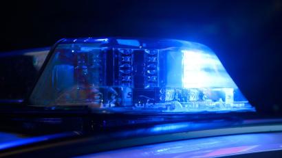 Symbolbild: Julian Stratenschulte/dpa
Ein 35-Jähriger klaute mutmaßlich ein Auto und leistete sich mit der Polizei bei Neustadt/ WN eine Verfolgungsfahrt.
