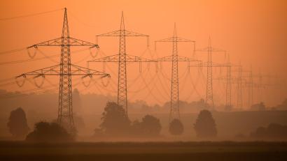 Symbolbild: Julian Stratenschulte/dpa
Laut einer neuen Studie führt der schleppende Netzausbau in Bayern zu unnötig hohen Strompreisen, weil der eigentlich viel billigere Strom aus erneuerbaren Energien nur unzureichend und unter großem technischen Aufwand eingespeist werden kann.