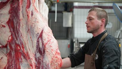 Bild: Sebastian Böhm
Metzger Johannes Lotter begutachtet das Fleisch eines selbst geschlachteten Rindes.