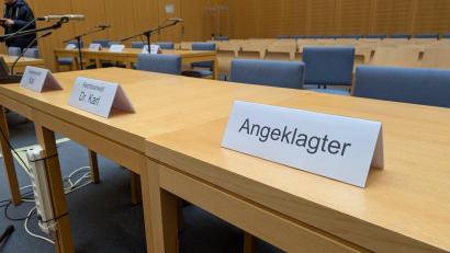 Bild: Wolfgang Würth
Der Platz des jungen Angeklagten und seiner Verteidiger Georg und Susanne Karl wenige Minuten vor Verkündung des Urteils. Bald befassen sich wieder Juristen mit der Tat von 2023.