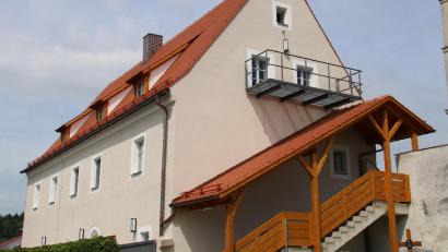 Archivbild: prh
Das Kooperatorenhaus in Beidl wurde umfangreich saniert. Der neue Treffpunkt erhält einen Zuschuss von 20.000 Euro für die weitere Ausstattung.