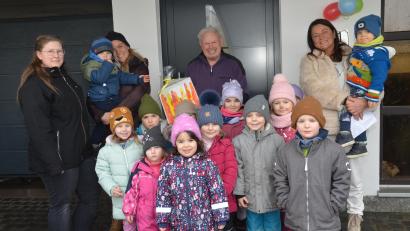 Bild: dob
Die Kinder aus dem städtischen Kindergarten Anton Ferazin haben Johann Gösl auch nach seinem Ausscheiden aus dem Stadtrat längst nicht vergessen und überbrachten viele guten Wünsche zum 80. Geburtstag.