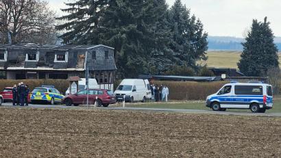 Bild: Mike Mueller/dpa
Im Vogtland sind drei Leichen gefunden worden, die Umstände sind noch unklar.