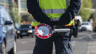 Symbolbild: Paul Zinken/dpa
Eine Routinekontrolle an der Bundesstraße 303 bei Marktredwitz weitete sich zur Suchaktion aus. Auf der Flucht ist ein 50-Jähriger.