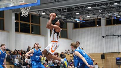 Bild: Dieter Jäschke
Rasheed Reams attackiert letztlich erfolgreich den Korb. Doch besonders aus der Distanz fehlt den Neustädter Regio-Basketballern in der entscheidenden Phase im Abschluss die Konstanz.