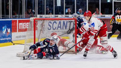 Bild: Werner Moller
In dieser Szene landete zwar James Hardie im Tor, der Puck aber nicht. Trotzdem feierte der 23-jährige Kanadier beim 5:2-Sieg der Devils gegen Landshut ein Traum-Heimdebüt.