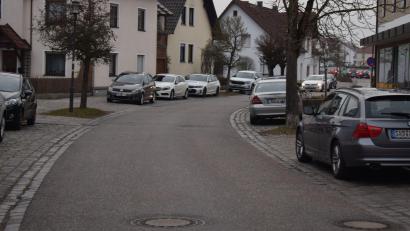 Bild: bnr
In einem Teilbereich der Amberger Straße in Schwarzenfeld ist künftig das Parken nur noch für eine Dauer zwei Stunden gestattet.