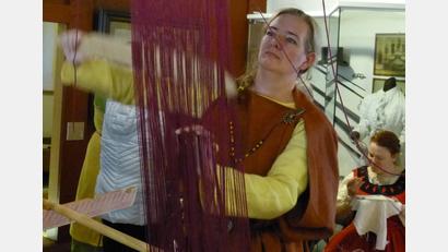 Bild: Edith Zimmermann/exb.
Am Webrahmen wird beim Museumstag alte Handwerkstechnik gezeigt.