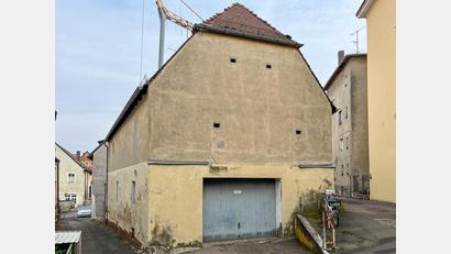 Bild: Petra Hartl
Das Anwesen Ballhausgasse 1 in der Amberger Altstadt war bisher noch nie Wohnhaus. Das soll sich wohl ändern, weshalb die Bauverwaltung eine Reform der Baugestaltungssatzung wollte.