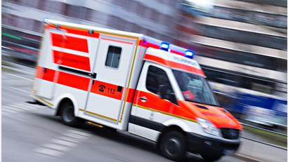 Symbolbild: Nicolas Armer/dpa
Die Rettungskräfte brachten den Mann in ein Krankenhaus.
