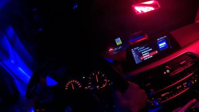 Bild: Polizeipräsidium Oberpfalz/exb
Eine Body-Cam hat die Verfolgungsfahrt der Polizisten aufgenommen. Die Aufnahme zeigt in diesem Moment eine Geschwindigkeit von rund 160 Kilometer pro Stunde an.