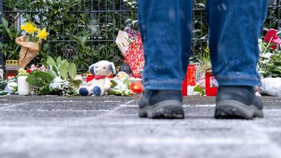 Symbolbild: Pia Bayer/dpa
Nach dem islamistischen Anschlag in München, bei dem ein Kind und seine Mutter gestorben sind, hat sich der Innenausschuss des Landtags auf ein Maßnahmenpaket zur Bekämpfung des islamistischen Terrors in Bayern verständigt.