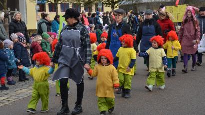 Bild: dob
Die kleinen Kobolde aus Roggenstein mit ihren Erzieherinnen als Meister Eder erhielten viel Applaus.