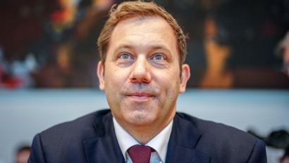 Bild: Kay Nietfeld/dpa
Ausnahmsweise mit Krawatte: Klingbeil in der Fraktionssitzung.