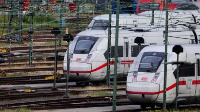 Bild: Christian Charisius
Die Deutsche Bahn richtet im März einen zusätzlichen Direktzug zwischen Rostock über etwa Berlin, Leipzig und Frankfurt nach Stuttgart bzw. München ein.