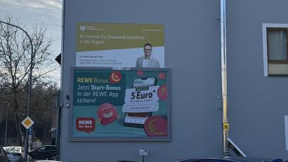 Bild: Nick Otte/exb
Nick Otte klagt mit seinem Anwalt vor dem Verwaltungsgericht in Regensburg. Der Grund: Das Landratsamt Neustadt/WN hat ihm für eine Plakatwand (unten) an seiner Hauswand eine Baugenehmigung erteilt, für das zweite (darüber) aber nicht.