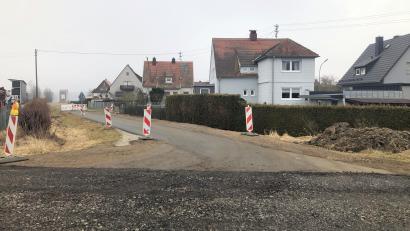 Bild: wro
Die geänderte Verkehrsführung, um von der Mitterteicher Straße zur Sudetenstraße fahren zu können, ist zeitlich befristet und führt über den Vizinalbahnradweg.
