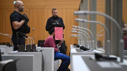 Bild: Marijan Murat, dpa
Vor zwei Wochen hat der Prozess gegen den Messerangreifer von Mannheim begonnen.