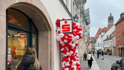 Bild: Petra Hartl
Ein weiteres Geschäft ist am Mittwoch in die Drei Höfe in der Bahnhofstraße eingezogen. Die Sparkasse Amberg-Sulzbach hat hier jetzt ihre Amberger Altstadtfiliale.