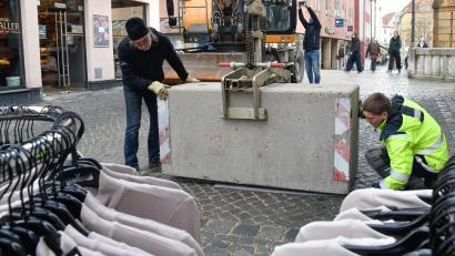 Bild: Petra Hartl
Hexennacht 2025. Um die Sicherheit der Feiernden zu gewährleisten, wurden Betonelemente bei den Zufahrtsstraßen zum Marktplatz in Amberg aufgestellt.
