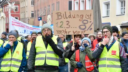 Bild: Petra Hartl
Die Warnstreiks im öffentlichen Dienst haben Amberg erreicht. Am Mittwoch fanden sich rund 200 Angestellte auf dem Marktplatz ein.