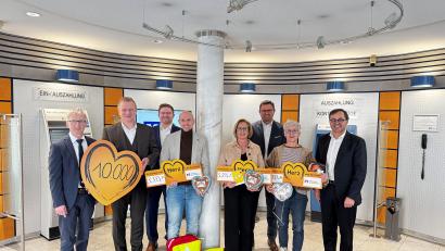 Bild: Marina Brunnhuber
Bei der Spendenübergabe (von links): Klaus Wild (Vorstand Raiffeisenbank Hirschau), Martin Sachsenhauser (Vorstand VR-Bank Amberg-Sulzbach, Beirat des Gewinnsparvereins), Christian Homeier (geschäftsführender Vorstand VR-Gewinnsparverein Bayern), Sebastian Morcinek (Regionenkoordinator der Region der Lebensretter für Oberpfalz-Nord), Petra Waldhauser (Vorsitzende der Selbsthilfegruppe krebskranker Kinder Amberg-Sulzbach), Michael Hirmer (Vorstand der Raiffeisenbank Hirschau), Ute Schieder (Leiterin der Beratungsstelle Donum Vitae Amberg), Wolfgang Völkl (Vorstandsvorsitzender VR-Bank Regensburg-Schwandorf, Bezirkspräsident Oberpfalz).