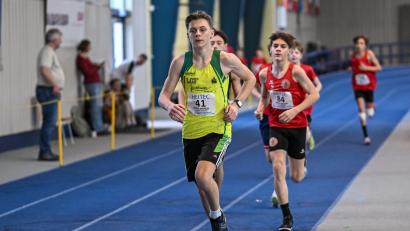 Bild: Jonas Löffler
Luis Busch (Nummer 84 im roten Trikot). beim 1000-Meter-Lauf. Der junge Stiftländer wurde bayerischer Mehrkampfmeister der M14 in der Halle.