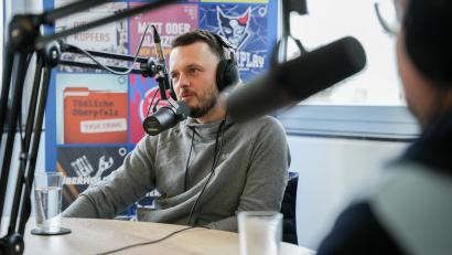 Bild: Marco Meier
Zusammen mit dem Stadionsprecher der Blue Devils, Stefan Nörl und Christian Kaminsky sprechen Tom Webel und Max Schlötter in der neuen Folge "Powerplay" über die Reise der Devils in den (Pre)-Play-offs.