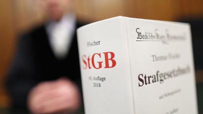 Symbolbild: Oliver Berg/dpa
Ein 27-Jähriger kassierte wegen Nachstellung, Bedrohung, Beleidigung und versuchter Nötigung eine Freiheitsstrafe von 20 Monaten.