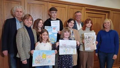 Bild: u
Die Gewinner des Plakatwettbewerbs für die Oberpfälzer Kulturtage werden bekanntgegeben (von links): stellvertretender OKB-Vorsitzender Wolfgang Lippert, OKB-Geschäftsführerin Lia Kukla, Hannah Barth, Mariia Honcharenko), Jean-Pierre Pröm, Annika Plank, Lehrerin Jana Nedostup, Bürgermeister Hermann Falk, Snizhana Dzhehlau und Monika Reindl, die Tourismusbeauftragte Stadt Hirschau.